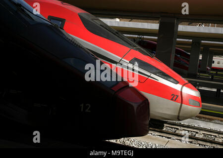 Weingut Frecciarossa 1000 (ETR 400) 400 km/h schnellen Züge am Bahnhof Torino Porta Nuova, Italien. Stockfoto