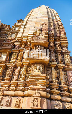 Hindu Tempel Chaturbhuja Lord Vishnu mit Abbildung Schnitzereien gewidmet, Gruppe Süd von Tempeln, Khajuraho, Madhya Pradesh, Indien Stockfoto