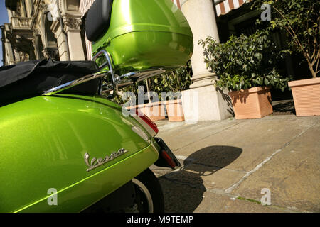 Grüne Piaggio Vespa Motorroller, Turin, Italien. Stockfoto