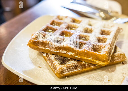 Gebackene Belgische Waffeln serviert auf einem Teller in einem Restaurant. Stockfoto