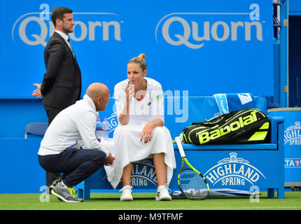 Kristyna Pliskova (Tschechisch) mit ihrem Trainer Martin fassati an der Aegon International 2017, Eastbourne Stockfoto