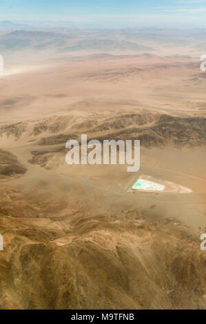 Antenne Fenster Blick auf die Atacama Wüste zeigen erstaunliche Muster, gut als Hintergrundbild, Chile Stockfoto