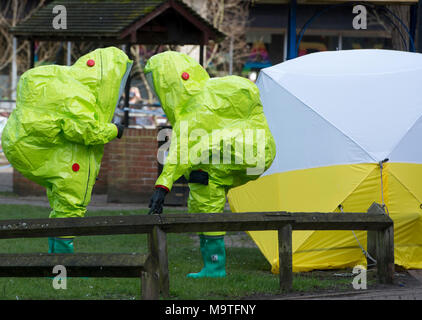 Feuerwehrführungskräfte in gefährliche Chemikalien Anzüge suche einen Bereich in Salisbury, England nach einem giftigen chemischen Angriffen auf ehemaligen sowjetischen Spion Sergie Skripal und seine Tochter Julia. Stockfoto