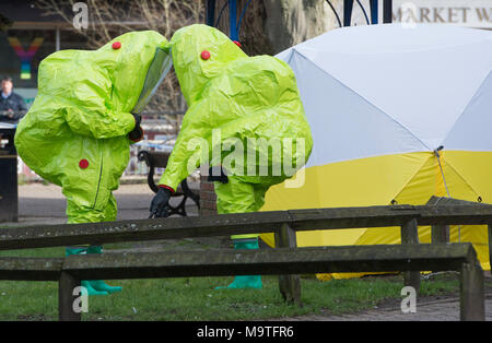 Feuerwehrführungskräfte in gefährliche Chemikalien Anzüge suche einen Bereich in Salisbury, England nach einem giftigen chemischen Angriffen auf ehemaligen sowjetischen Spion Sergie Skripal und seine Tochter Julia. Stockfoto