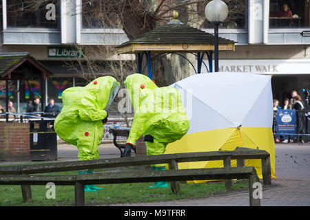 Feuerwehrführungskräfte in gefährliche Chemikalien Anzüge suche einen Bereich in Salisbury, England nach einem giftigen chemischen Angriffen auf ehemaligen sowjetischen Spion Sergie Skripal und seine Tochter Julia. Stockfoto