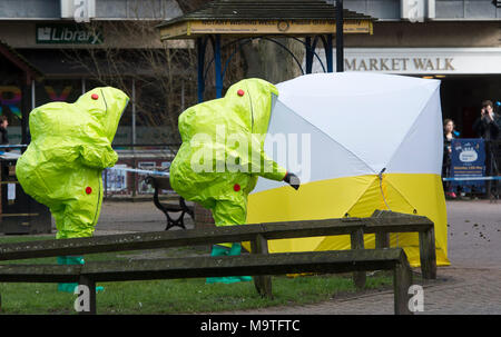 Feuerwehrführungskräfte in gefährliche Chemikalien Anzüge suche einen Bereich in Salisbury, England nach einem giftigen chemischen Angriffen auf ehemaligen sowjetischen Spion Sergie Skripal und seine Tochter Julia. Stockfoto