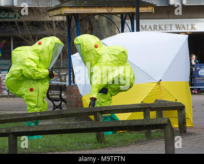 Feuerwehrführungskräfte in gefährliche Chemikalien Anzüge suche einen Bereich in Salisbury, England nach einem giftigen chemischen Angriffen auf ehemaligen sowjetischen Spion Sergie Skripal und seine Tochter Julia. Stockfoto