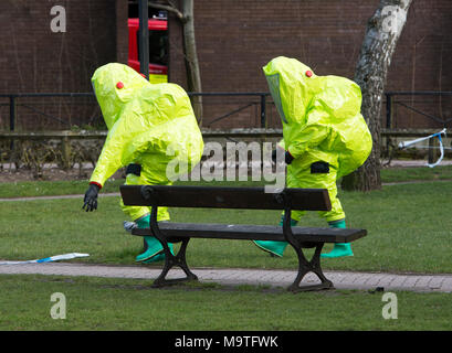 Feuerwehrführungskräfte in gefährliche Chemikalien Anzüge suche einen Bereich in Salisbury, England nach einem giftigen chemischen Angriffen auf ehemaligen sowjetischen Spion Sergie Skripal und seine Tochter Julia. Stockfoto