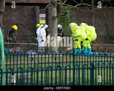 Feuerwehrführungskräfte in gefährliche Chemikalien Anzüge suche einen Bereich in Salisbury, England nach einem giftigen chemischen Angriffen auf ehemaligen sowjetischen Spion Sergie Skripal und seine Tochter Julia. Stockfoto