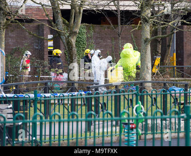 Feuerwehrführungskräfte in gefährliche Chemikalien Anzüge suche einen Bereich in Salisbury, England nach einem giftigen chemischen Angriffen auf ehemaligen sowjetischen Spion Sergie Skripal und seine Tochter Julia. Stockfoto