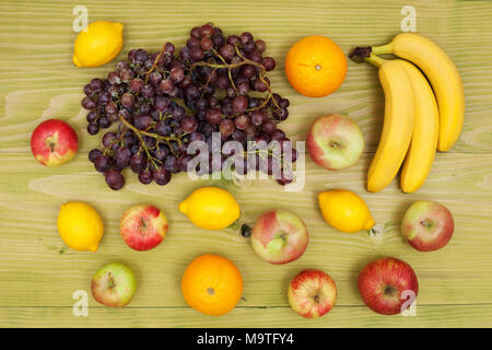 Nahaufnahme von verschiedenen Früchten mit rustikalen Holzmöbeln Hintergrund. Stockfoto