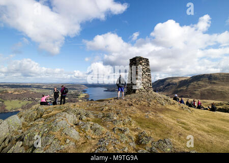 Wanderer auf dem Gipfel des Hallin fiel, mit dem Blick nach Norden Osten entlang Ullswater, Lake District, Cumbria, UK. Stockfoto