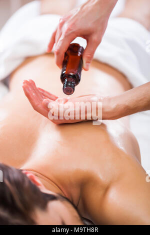 Junge Mann ist in Massage auf Spa-behandlung. Stockfoto
