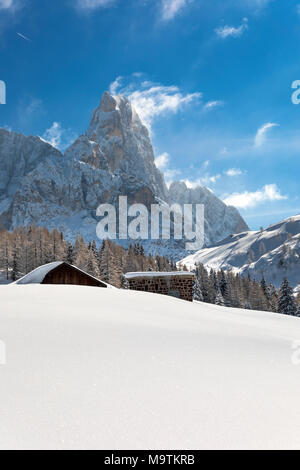 Pale di San Martino Berge, Blick auf den Passo Rolle, San Martino di Castrozza Dorf, Trient, Trentino Alto Adige, Italien Stockfoto