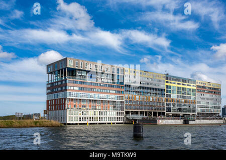 Einzigartiges modernes Design Apartment Gebäude auf der Wasserseite 't IJ in Amsterdam in den Niederlanden. Stockfoto