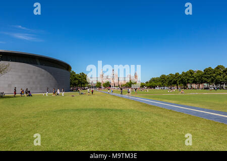 Touristen am Rijksmuseum und dem Van-Gogh-Museum auf dem Museumplein in Amsterdam in den Niederlanden. Stockfoto