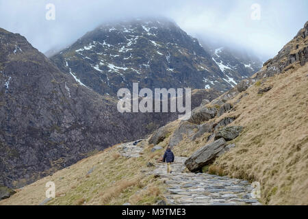 Walker auf die Bergarbeiter Pfad, auf den Gipfel des Mount Snowdon, Snowdonia, Gwynedd, Wales, UK führt Stockfoto
