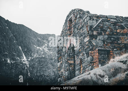 Lange meine Gebäude auf dem Weg Bergleute aufgegeben und führt auf den Gipfel des Snowdon, Snowdonia, North Wales, UK Stockfoto