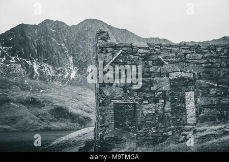 Lange meine Gebäude auf dem Weg Bergleute aufgegeben und führt auf den Gipfel des Snowdon, Snowdonia, North Wales, UK Stockfoto