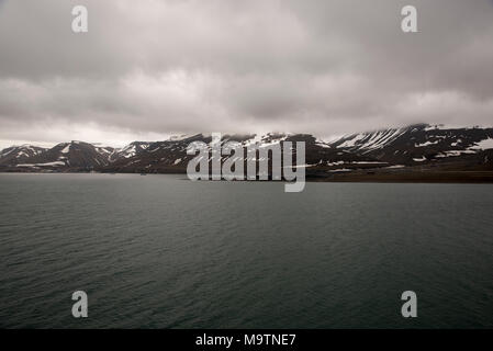 Longyearbyen ist die größte Siedlung und administrativen Zentrum von Svalbard, eine Inselgruppe im Arktischen Ozean. Stockfoto