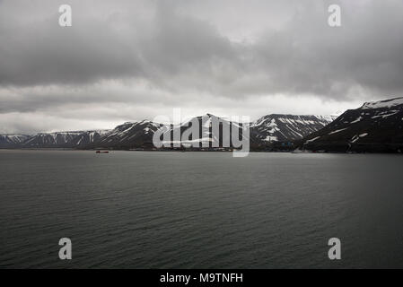 Longyearbyen ist die größte Siedlung und administrativen Zentrum von Svalbard, eine Inselgruppe im Arktischen Ozean. Stockfoto