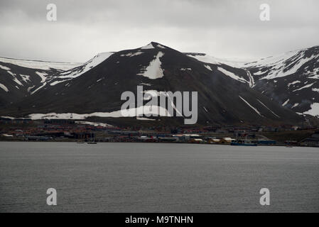 Longyearbyen ist die größte Siedlung und administrativen Zentrum von Svalbard, eine Inselgruppe im Arktischen Ozean. Stockfoto