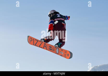 Freestyle Snowboarder in Aktion gegen einen klaren blauen Himmel bei der SM Skellefteå Wettbewerb, Skellefteå, 2018 Stockfoto