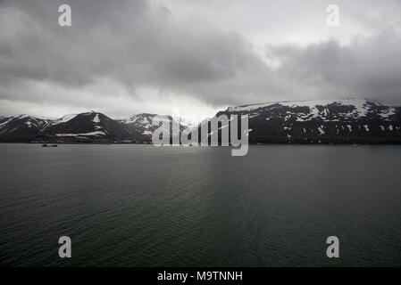 Longyearbyen ist die größte Siedlung und administrativen Zentrum von Svalbard, eine Inselgruppe im Arktischen Ozean. Stockfoto