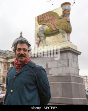 Künstlers Michael Rakowitz mit Bürgermeister von London Sadiq Khan bei der Enthüllung der neuen Kommission für vierten Sockel des Trafalgar Square, rakowitz "der unsichtbare Feind nicht vorhanden" sollte. Stockfoto