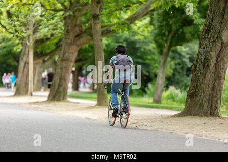 Radtouren durch den Amsterdam Vondelpark auf einem Rennrad. Stockfoto