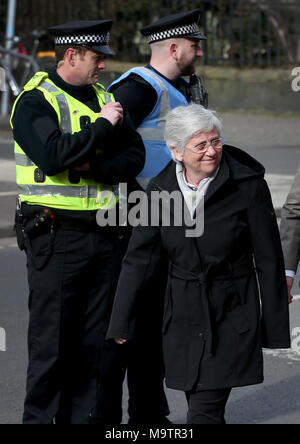 Ehemalige katalanische Minister Professor Clara Ponsati Wer ist die Auslieferung nach Spanien besucht Edinburgh Polizeistation. Stockfoto