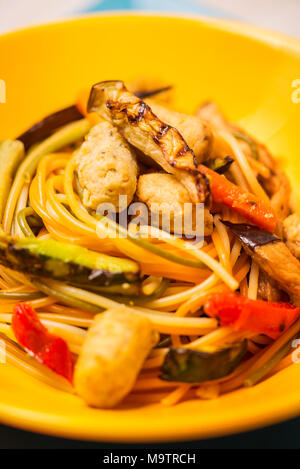 Vegetarische Pasta mit Soja fricandel Stockfoto