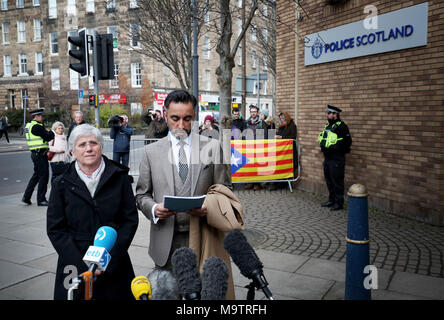 Ehemalige katalanische Minister Professor Clara Ponsati Wer ist die Auslieferung nach Spanien besucht Edinburgh Polizei Station mit ihrem Anwalt Aamer Anwar. Stockfoto