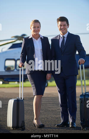 Portrait von Geschäftsmann und Geschäftsfrau Stand vor der Hubschrauber Stockfoto