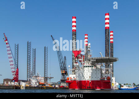 Die Wartung eines roten und weißen Bohrplattform mit Kräne im Hafen von Amsterdam in den Niederlanden. Stockfoto