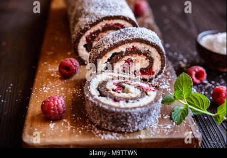 Keine Rolle Kuchen backen Schokolade gefüllt mit Kokosmilch und Himbeere Stockfoto