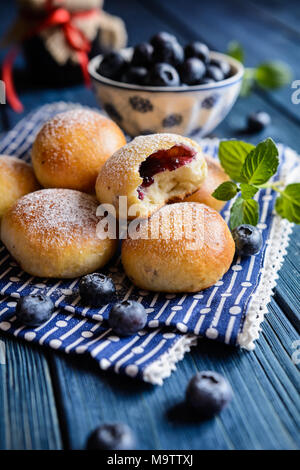 Frisch gebackene Brötchen mit Heidelbeere Konfitüre gefüllt Stockfoto