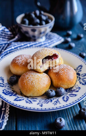 Frisch gebackene Brötchen mit Heidelbeere Konfitüre gefüllt Stockfoto