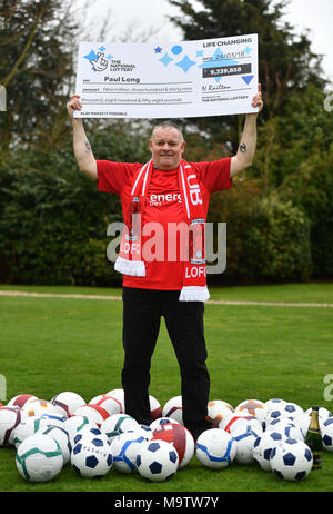 Vater von drei und lebenslang Leyton Orient Fan aus Wickford, Paul Lange, feiert nach seinem Lucky Dip-Ticket alle sechs Nummern abgeglichen, um die &pound Schaufel; 9,339,858 Lotto Jackpot am Samstag, dem 24. März, am Orsett Hall Hotel, in Orsett, Essex. Stockfoto