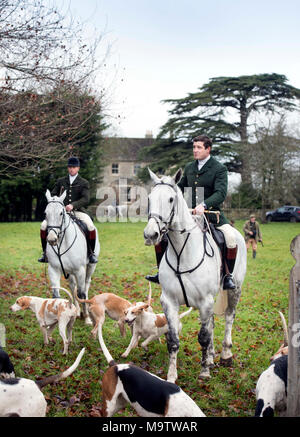 Huntsman mit der Beaufort Jagdhunde kommen für eine Fuchsjagd treffen in Shipton Moyne, Gloucestershire, Großbritannien Stockfoto