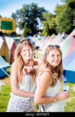 Mädchen in einem "Glamping" Bereich am Cornbury Music Festival de Stockfoto