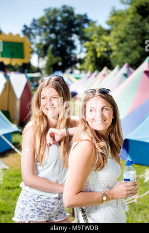 Mädchen in einem "Glamping" Bereich am Cornbury Music Festival de Stockfoto