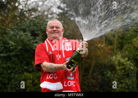 Vater von drei und lebenslang Leyton Orient Fan aus Wickford, Paul Lange, feiert nach seinem Lucky Dip-Ticket alle sechs Nummern abgeglichen, um die &pound Schaufel; 9,339,858 Lotto Jackpot am Samstag, dem 24. März, am Orsett Hall Hotel, in Orsett, Essex. Stockfoto