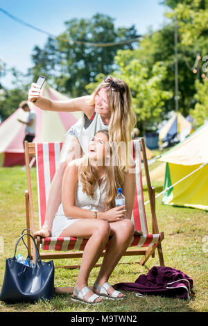 Mädchen nehmen eine selfie in einem "Glamping" Bereich am Cornbury Music Festival de Stockfoto