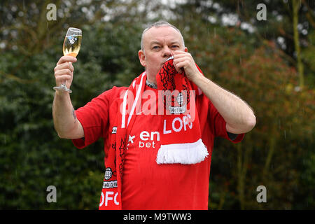 Der Vater von drei Kindern und der lebenslange Leyton Orient-Fan aus Wickford, Paul Long, feiert, nachdem sein Lucky Dip-Ticket alle sechs Zahlen zusammengebracht hat, um am Samstag, dem 24. März, im Orsett Hall Hotel in Orsett, Essex, den £9,339,858 Lotto Jackpot zu gewinnen. Stockfoto