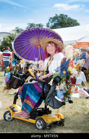 Die Cornbury Music Festival 2017 - Sonja Johannesen aus Wiltshire, ist ein freiwilliger Steward auf dem Festival Stockfoto