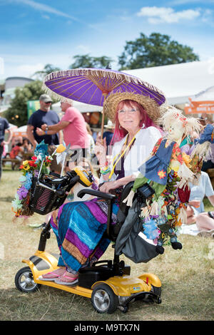 Die Cornbury Music Festival 2017 - Sonja Johannesen aus Wiltshire, ist ein freiwilliger Steward auf dem Festival Stockfoto