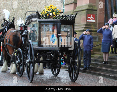 Die trauerzuges kommt an Liverpool Anglikanische Kathedrale vor der Trauerfeier von Sir Ken Dodd. Stockfoto