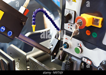 Elektrische Maschine mit Säge für Metall Stockfoto