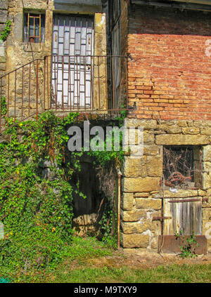 Verlassenen und heruntergekommenen Haus in einem französischen Dorf Stockfoto